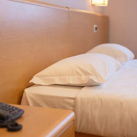 Hotell La Ferte Asti